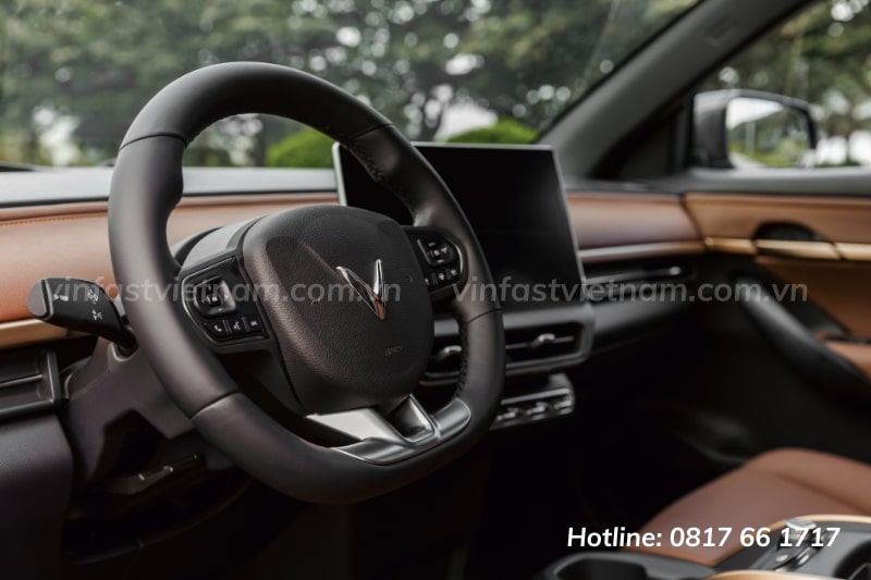 Nội thất VF6 tối giản, màn hình trung tâm nghiêng về người lái